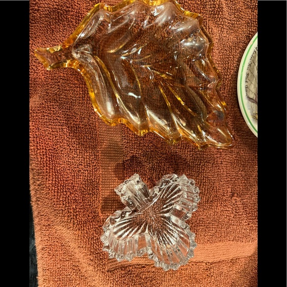 Small decorative glass dishes… leaf 🍁 and 3 leaf clover ☘️ set of 2 - Picture 1 of 1